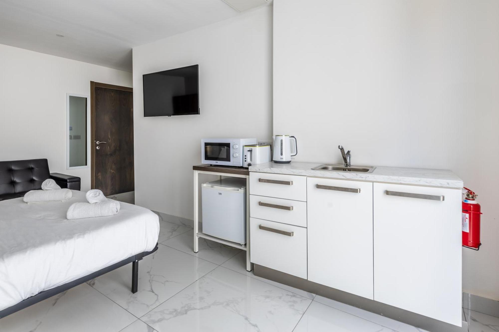 Hotel Studio Penthouse With Kitchenette And Side Seaview At The New Olo Living San Julián Exterior foto